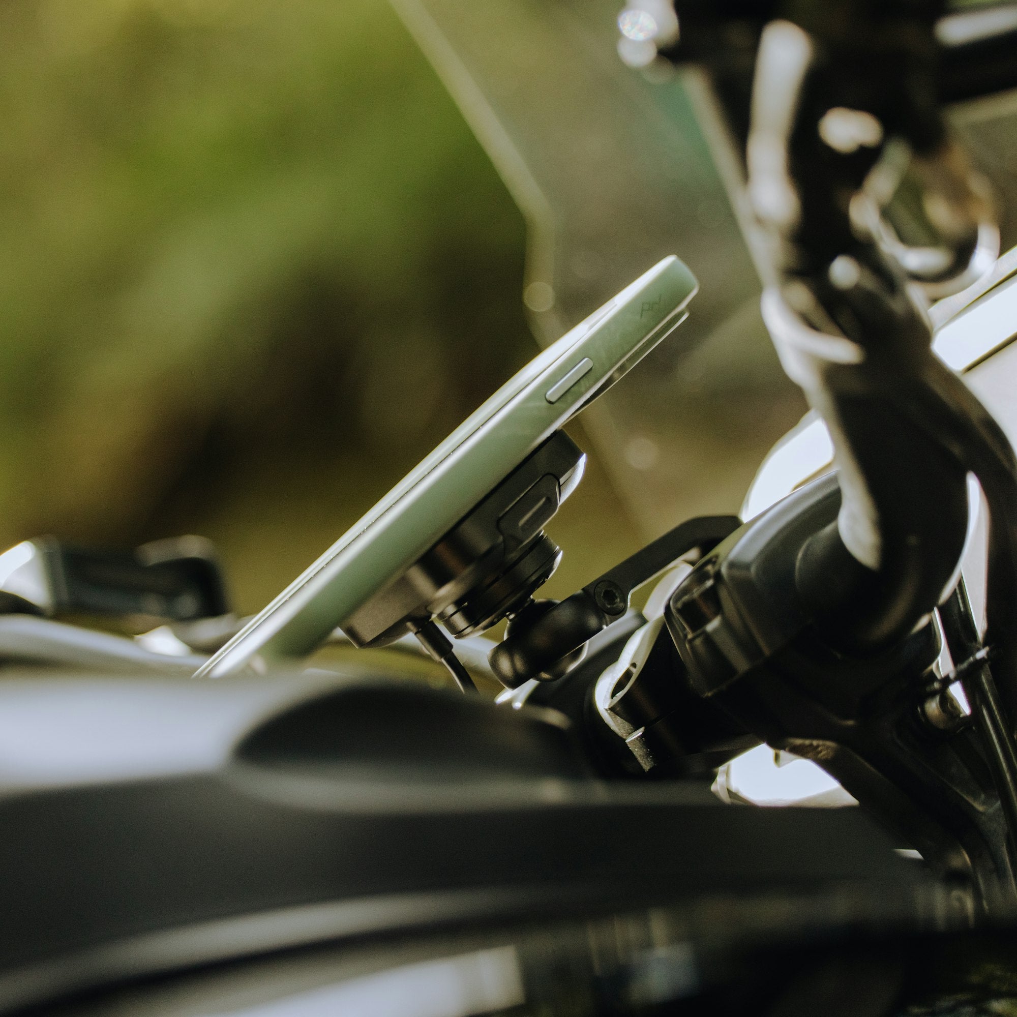 Motorcycle Bar Mount | Charging | Locking Qi2